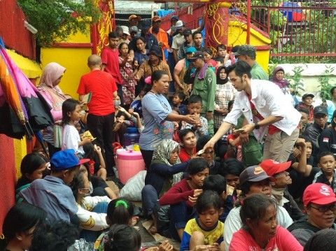 Sambut Imlek dengan Berbagi, Kapolda Kalbar Apresiasi Pengurus Kelenteng
