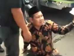 Viral, Anggota DPRD Kabupaten Bogor Nekad Duduk di Tengah Jalan Untuk Menghadang Truk Tronton Pengangkut Tambang