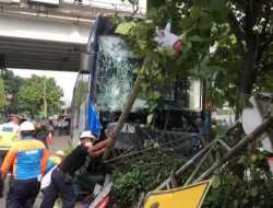 Serangan Jantung Menjadi Penyebab Supir Bus Tabrak Halte TransJakarta