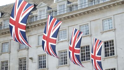 Seorang Pria di Jalanan London Lontarkan Hinaan Islamofobia dan Ludahi Sopir Bus Mislim