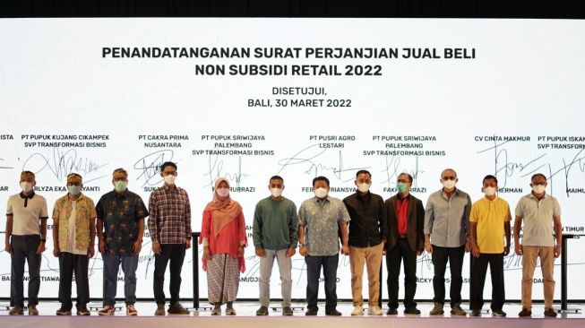 Pupuk Indonesia Beri Penghargaan pada Distributor dan Kios Ritel