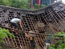 Diterjang Angin Kencang, Satu Rumah di Bogor Ambruk