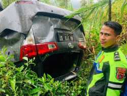 Minibus Berisikan Anggota Polri dan Pegawai BUMN Terjun ke Jurang 30 Meter di Solok