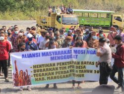 Protes Tapal Batas, Puluhan Warga Elar Selatan Demo di Kantor DPRD Matim