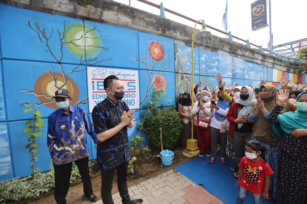 Joss! Ibas Bandingkan Mural Desa di Pacitan dengan Tembok Berlin!