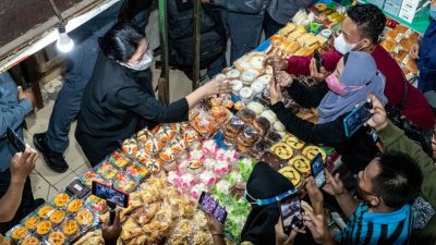 Kunker di Jatim, Puan Cek Pasokan Minyak Goreng dan Tempe di Pasar dan Pengrajin