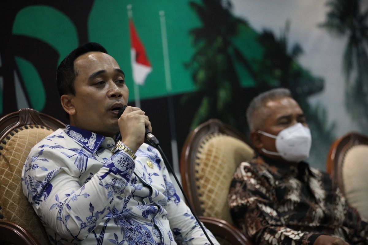 putu dpr rokok lokomotif