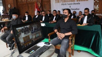 Divonis Bebas, Dua Polisi Penembak Laskar FPI Sujud Syukur