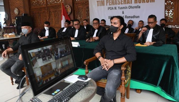 Divonis Bebas, Dua Polisi Penembak Laskar FPI Sujud Syukur