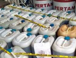 Polda Jambi Pasang Garis Polisi di Tempat Gudang Solar Ilegal