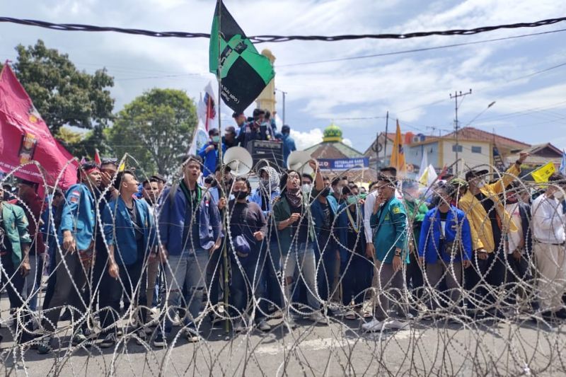 Seribuan Mahasiswa Gelar Aksi Demo di Kantor Pemprov Lampung