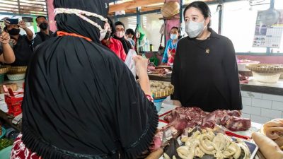 Didampingi Walikota Gibran, Puan Blusukan ke Pasar Jungke Karanganyar
