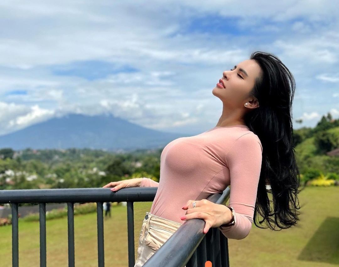 Maria Vania Pose Latar Pegunungan, Netizen: Gunung yang Indah