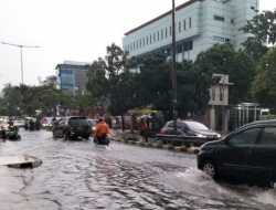 Jalan Tanjung Duren Raya Grogol Tergenang Setinggi 15 Cm