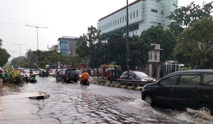 Jalan Tanjung Duren Raya Grogol Tergenang Setinggi 15 Cm