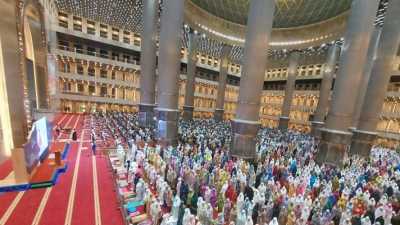 Jemaah di Masjid Istiqlal