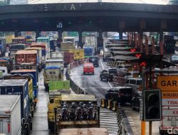 Dermaga Pelabuhan Merak Dipadati Kendaraan Roda Empat