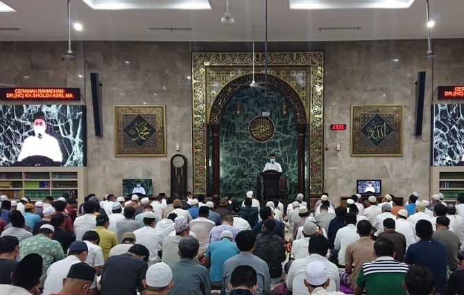 Salat Tarawih di Masjid Agung Sunda Kelapa