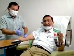 Ditemani Terawan, Luhut Kembali Diambil Darah untuk Vaksin Nusantara