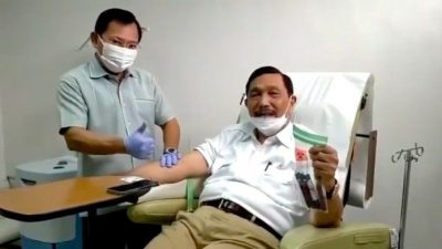 Ditemani Terawan, Luhut Kembali Diambil Darah untuk Vaksin Nusantara