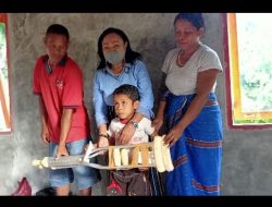 Bocah Difabel di Kota Komba Mendapat Tongkat Dari Ny. Theresia Wisang Agas