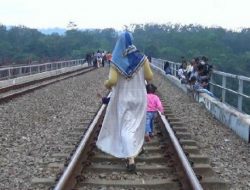 Daop 3 Cirebon Larang Anak-Anak Buat Sejam di Rel Kereta Api