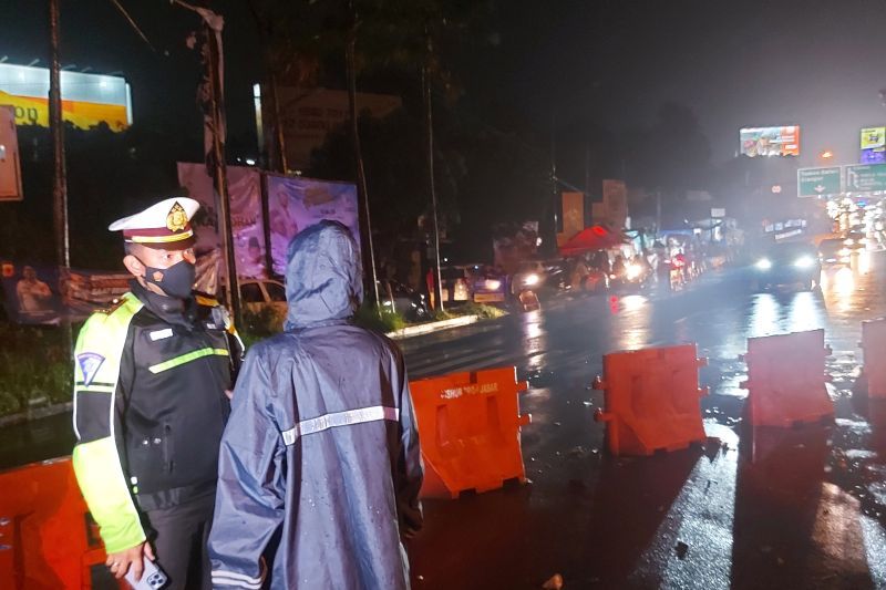 Padang, Petugas tengah mengurai kemacetan di sejumlah titik objek wisata