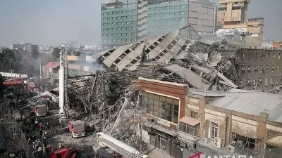 Bangunan 10 Lantai di Iran Ambruk, Lima Tewas dan 80 Lainnya Terjebak