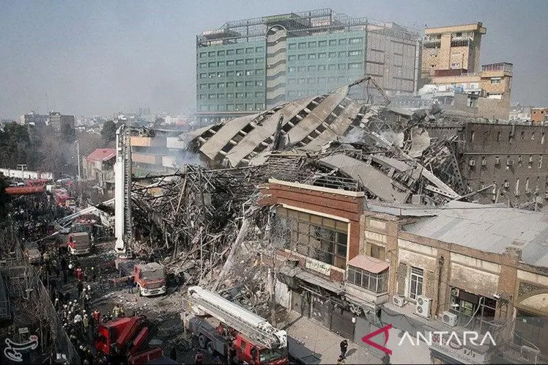 Bangunan 10 Lantai di Iran Ambruk, Lima Tewas dan 80 Lainnya Terjebak