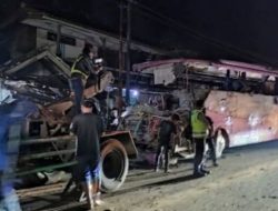 Kecelakaan Kereta Vs Bus di WAP, 4 Tewas dan 15 Luka-Luka