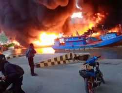 Puluhan Warga Diungsikan Terdampak Kebakaran Kapal di Dermaga Batere