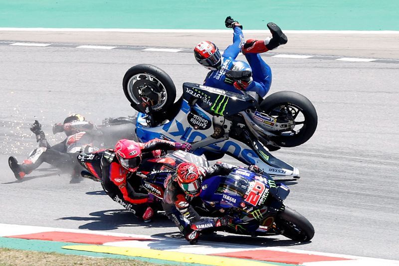 MOTOGP 2022 - Alami Kecelakaan di Catalunya, Pergelangan Alex Rins Retak
