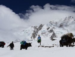 Nepal Ingin Relokasi Base Camp Gunung Qomolangma