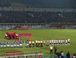 Sebelum Laga, Tim Persib dan Bali United Heningkan Cipta untuk Eril