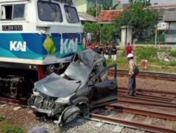 Mobil Pemudik Tertabrak Kereta di Serang