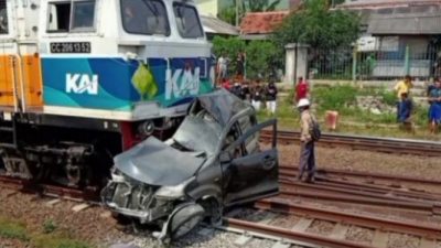 Mobil Pemudik Tertabrak Kereta di Serang