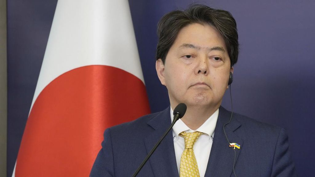 Menlu Jepang Yoshimasa Hayashi Positif Covid