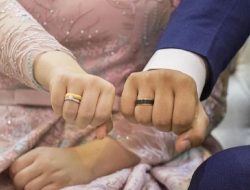 Pasangan Pengantin di Bantul Dikirab Menggunakan Grobak