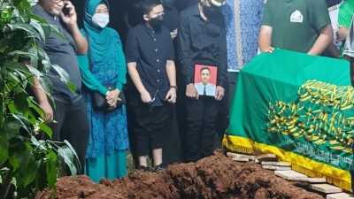 Jenazah Pilot Citilink Dimakamkan di TPU Pondok Kelapa