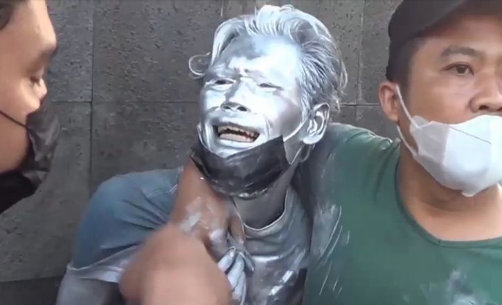 Manusia Perak di Jakut Nangis Minta Dilepas Saat Terjaring Razia