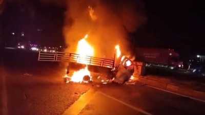 Minibus di Depan Pintu 3 Pertamina Plumpang Terbakar
