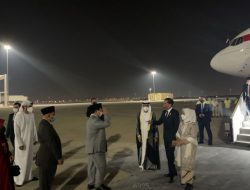 Menhan Prabowo Sambut Kedatangan Presiden Jokowi di Bandara Abu Dhabi PEA