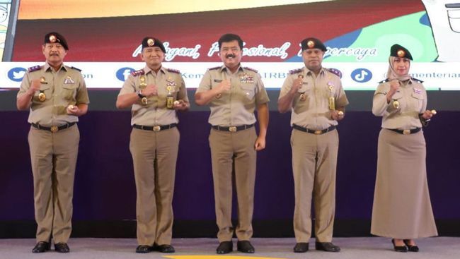 Junimart Soroti Atribut Baret dan Pangkat yang di Pakai Pegawai Kementerian ATR/BPN