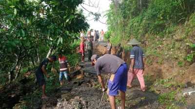 12 Rumah Tertimbun Longsor di Trenggalek