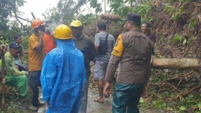 Longsor Negeri Wakasihu, Akses Jalan Kota Ambon Teputus