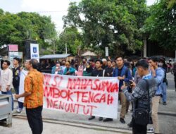 Tuntut Perbaikan Asrama, Aliansi Mahasiswa Lombok Tengah NTB Demo Kantor Bupati