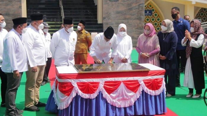 Jokowi Resmikan Masjid Akbar Moed'har Arifin di Gresik