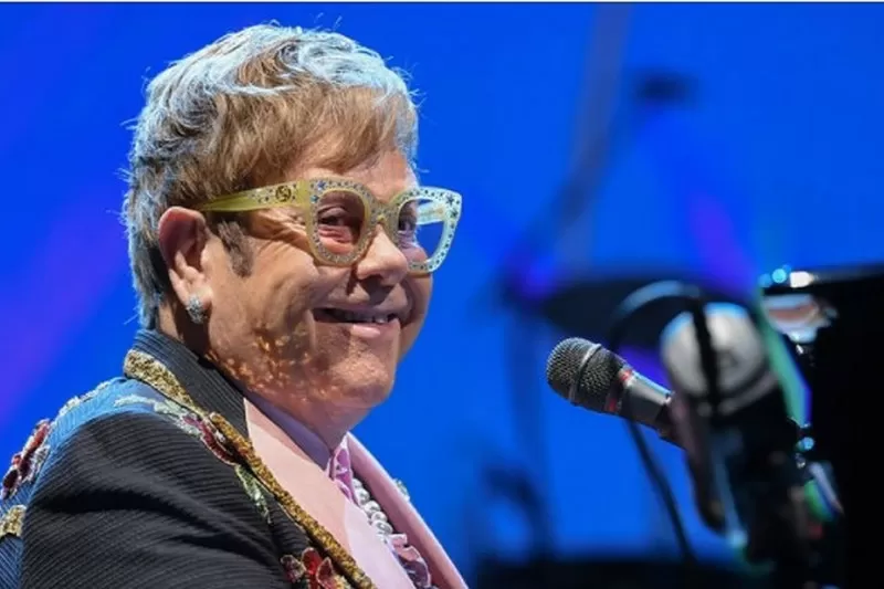 Elton John Umumkan Tak Lagi Gunakan Twitter