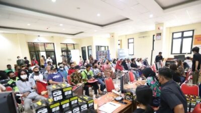 LPS Bersama TVONE Membagikan SBT Secara Gratis ke Warga Cilincing