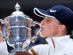 Iga Swiatek Sabet Gelar French Open Setelah Melewati Karolina